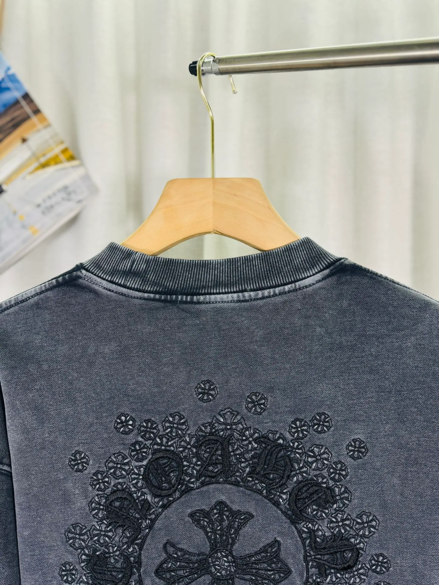 P270 top version, real shot without P, ​​different from market currency) 𝗖𝗵𝗿𝗼𝗺𝗲 𝗛𝗲𝗮𝗿𝘁𝘀/Cro Heart 2025 washed patch embroidery autumn and winter new original single counter American laser burnt 3D three-dimensional color embroidered couple casual sweatshirt 👑The highest version! Customized fabric 430g tripe terry fabric! American acid-washed and distressed original fabric laser burnt ✟appliqué embroidery and exquisite embroidery of letters! The best-selling model in the counter, very comfortable to wear. Accessories: original molded and authenticated collar label➕100% silk wash label. Genuine purchase-grade original hangtag➕matching hanging rope➕3D hanging beads➕original packaging bag. Craftsmanship: The original version has consistent wiring! The highest version of the armhole matching technique! Color: Gray Black Size: S M L XL Style No.: 9301